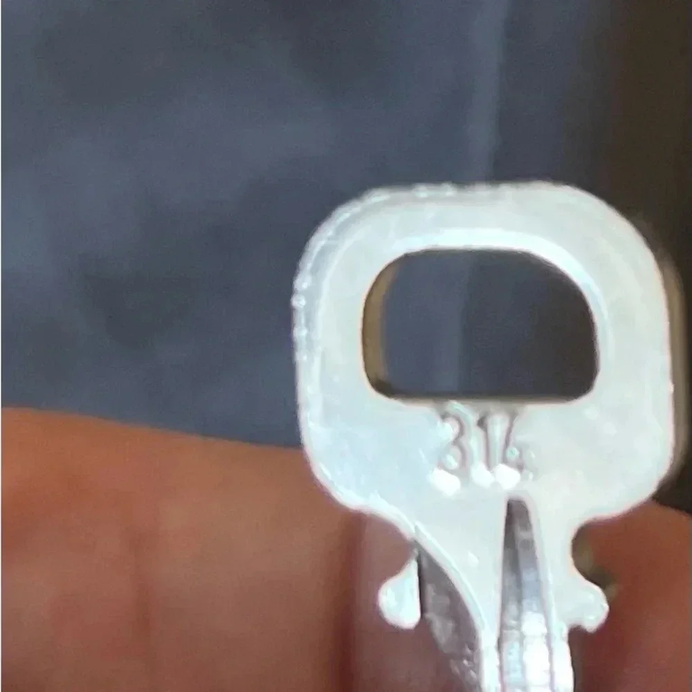 Louis Vuitton Silver lock and Key - Picture 4 of 4